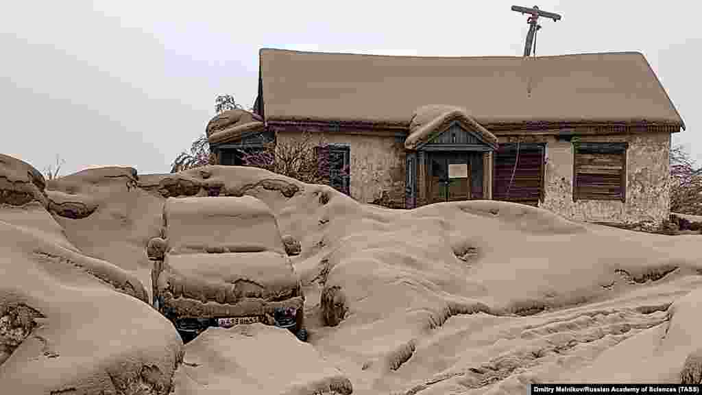 Слой вулканического пепла в поселке Ключи Камчатского края после извержения вулкана Шивелуч, одного из самых крупных вулканов Камчатки. Ключи расположены в 47 километрах к юго-западу от вулкана  это ближайший к нему населенный пункт. 11 апреля 2023 года