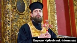 Виконувач обов’язків намісника Києво-Печерської лаври архімадтрит ПЦУ Авраамій під час богослужіння з нагоди 325-річчя освячення храму у день Всіх святих у Всіхсвятській церкві Києво-Печерської лаври, Київ, 11 червня 2023 року