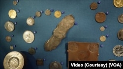 Українська срібна гривня (в центрі) посеред колекції російських грошей