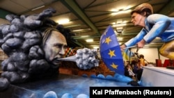 Фігури президента Путіна і голови Єврокомісії Урсули фон дер Ляєн, виготовлені для карнавалу в німецькому місті Майнці, лютий 2023 року