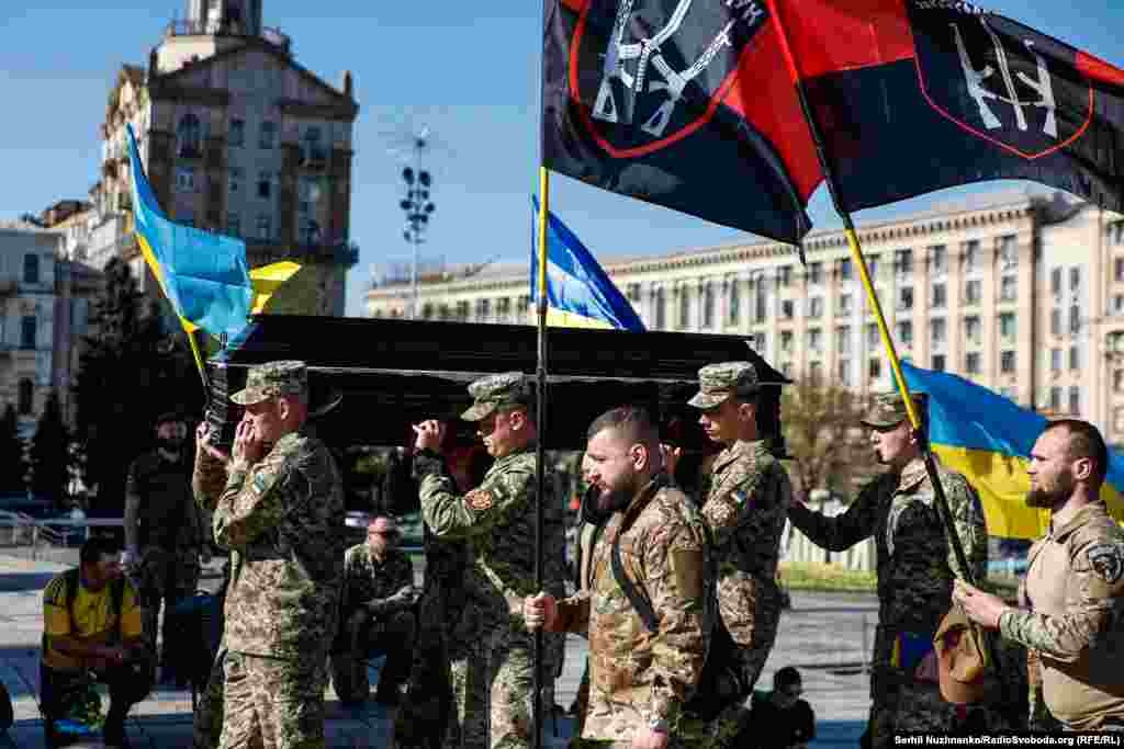 Прощання із загиблими військослужбовцями Сергієм Коновалом (позивний «Норд») та Тарасом Петришиним (позивний «Химера») на Майдані Незалежності в Києві. Увечері загиблих героїв зустрічає Тернопіль, а 10 квітня із ними попрощаються у Домі печалі, що на тернопільському Микулинецькому цвинтарі, де й відбудеться поховання