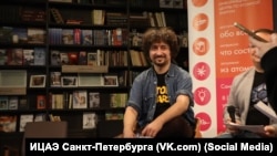 Андрей Серяков, бывший научный сотрудник лаборатории физики сверхвысоких энергий в СПбГУ во время лектория в ИЦАЭ СПб