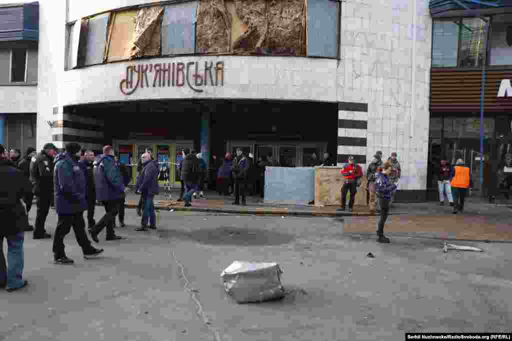 Вибухова хвиля від російського удару по Києву 29 грудня пошкодила станцію метро «Лук'янівську», яка під час повітряної тривоги працює як укриття. «Це вже друге пошкодження цієї станції. Верхня частина зазнала ушкоджень, вона практично скляна», – розповів перший заступник голови КМДА Микола Поворозник. Роботу станції відновили близько 10 ранку