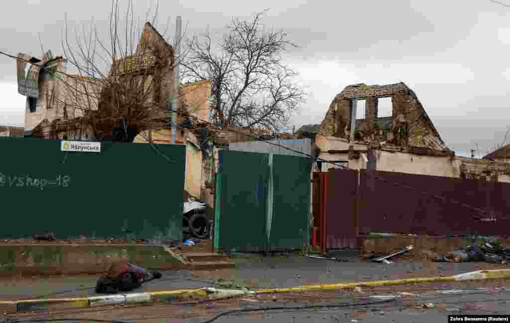 Ірина Фількіна загинула на вулиці Яблунській, довгій, нині сумнозвісній, вулиці на південній околиці Бучі, на якій лежали також інші тіла мирних жителів, деякі із зв’язаними за спиною руками. Мер Бучі каже, що російські війська вбили 400 мирних жителів  