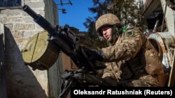 3 март, як сарбози украинӣ бо мушакандозе дар хати ҷабҳаи шаҳри Бахмут