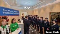 Курсанты Кировского пожарно-спасательного юридического полицейского колледжа в день сбора подписей за Владимира Путина, 16 января 2024 года.