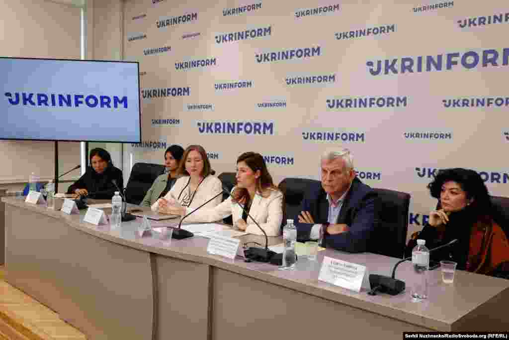 10 березня 2021 року позаштатний журналіст проєкту Радіо Свобода «Крим.Реалії» Владислав Єсипенко перестав виходити на зв’язок із рідними – невдовзі стало відомо, що його затримала ФСБ Росії, звинувативши у «зв’язках з українськими спецслужбами» та «зберіганні й перевезенні боєприпасів». 18 серпня 2022 року підконтрольний Росії Верховний суд Криму пом’якшив вирок Єсипенку із шести до п’яти років колонії загального режиму та штрафу 110 тисяч рублів. Фото із пресконференції щодо визволення Єсипенка та інших, безпідставно ув'язнених Росією кримських журналістів. 5 жовтня 2023 року