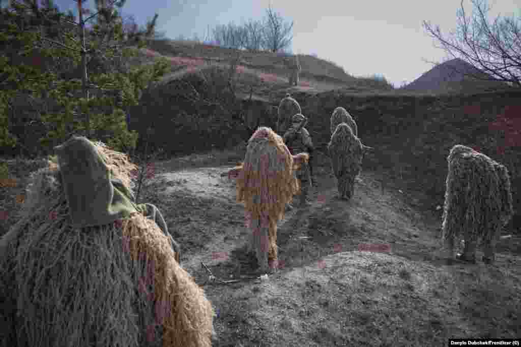 На фото: група українських військових, які проходять підготовку на снайперському курсі «Альфа Браво» поблизу лінії фронту