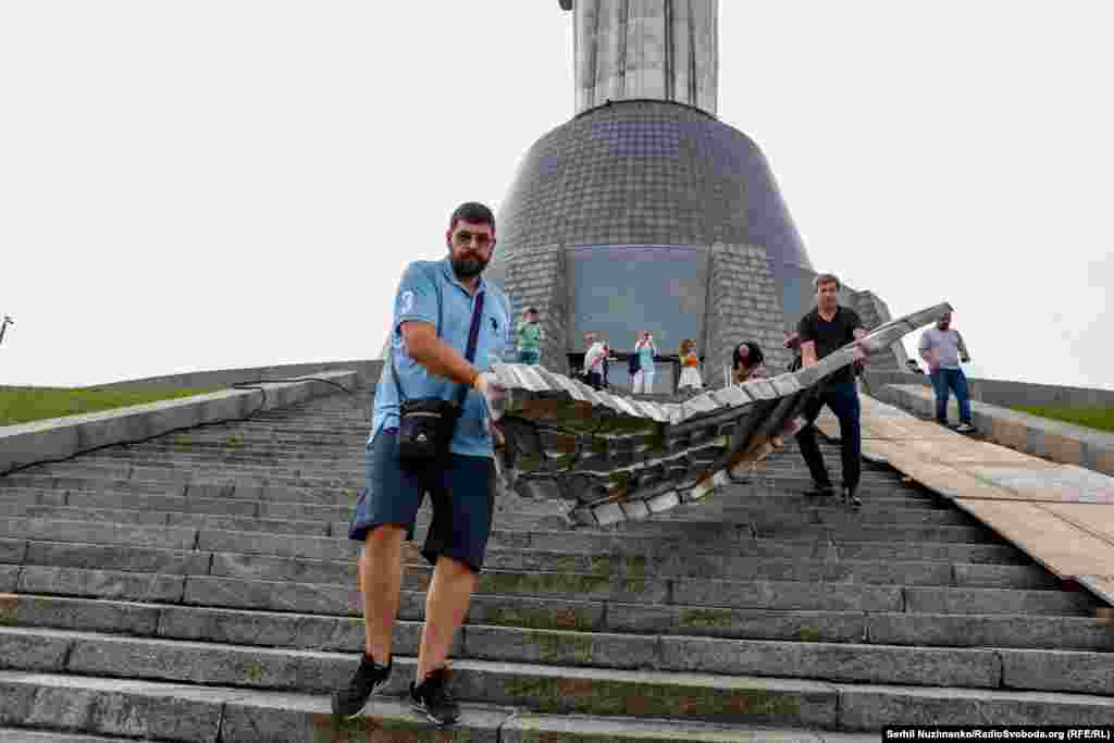 Коли всі елементи знімуть, герб зберуть і передадуть до Національного музею історії України у Другій світовій війні