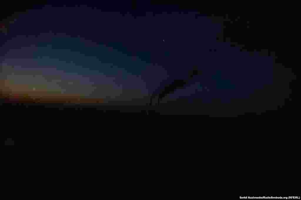 Близько п'ятої ранку, їдемо у Вугледар, на горизонті – труби Курахівської ТЕЦ