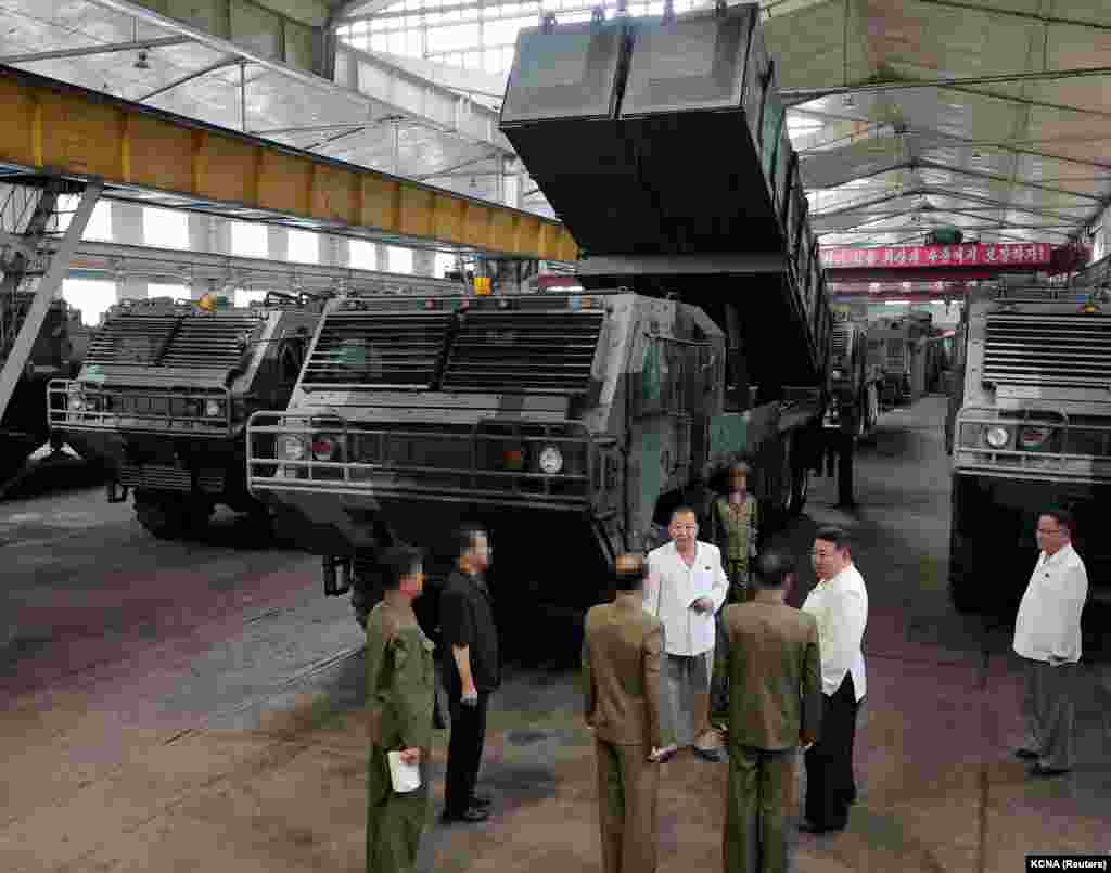 Лідер Північної Кореї Кім Чен Ин (другий праворуч) стоїть поруч із ракетами-носіями балістичних ракет малої дальності. Фото опубліковане 14 серпня 2023 року. Від початку широкомасштабної війни Росії проти України тисячі одиниць  російських танків і бронетехніки були знищені або захоплені ЗСУ. Кремль також втратив щонайменше сотні одиниць реактивної артилерії та інших систем важкого озброєння, а також десятки винищувачів і вертольотів. Київ, у порівнянні з розміром своєї армії, також несе великі втрати у військовій техніці, але Україна продовжує отримувати підтримку у вигляді західної військової техніки на мільярди доларів  