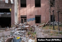 «Будемо жити» – графіті синьо-жовтих кольорів прапора України на пошкодженій будівлі в Миколаєві