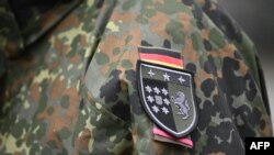 За даними слідства, співробітник Федерального відомства з оснащення Бундесверу з травня 2023 року кілька разів пропонував свої послуги російським дипмісіям у ФРН.