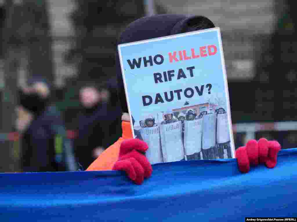 Рифат Даутов — 37-летний житель Башкортостана, ставший фигурантом так называемого "Баймакского дела". В январе 2024 года он был задержан по обвинению в участии в протестах в городе Баймак. А после погиб при доставлении в Уфу прямо в автозаке.  Опираясь на результаты независимого исследования, адвокат семьи Даутова утверждает, что его могли жестоко избить во время этапирования в Баймак после задержания в Зианчуринском районе — через несколько часов он скончался от массивной внутренней кровопотери. 