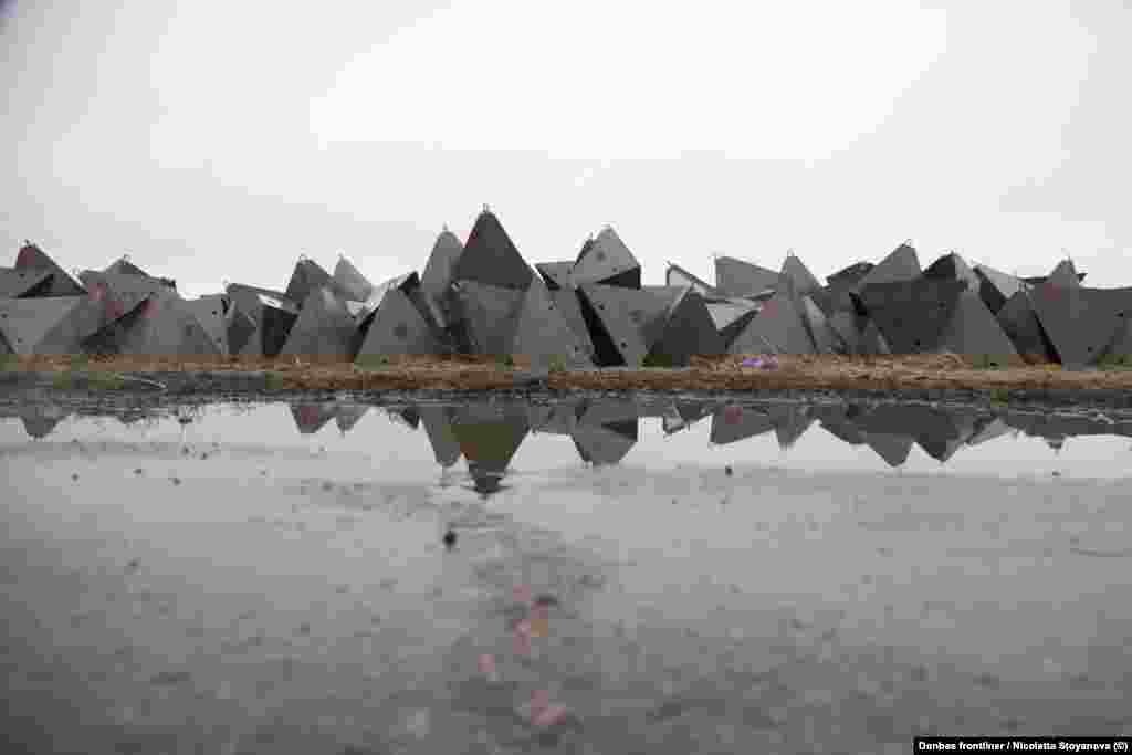 Бетонні «зуби дракона» привезли, а от техніки, щоб розтягнути їх у лінію немає. Кожен «зуб» важить 300 кілограмів, руками не потягнеш.