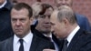 Колишній президент РФ Дмитро Медведєв і його попередник і наступник на посаді Володимир Путін, архівне фото