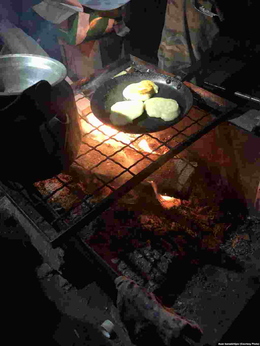 Центральне бомбосховище «Джерело» на «Азовсталі», 2022 рік. Військові смажать оладки з борошна та води. «Влаштували собі свято», – пригадує Асан. Звичайний раціон військових на оточеному заводі – пів склянки каші на добу