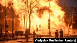 Пожежа сталася через російський удар двома ракетами «Іскандер-М» по промисловому обʼєкту в Кременчуцькому районі. Фото ілюстративне