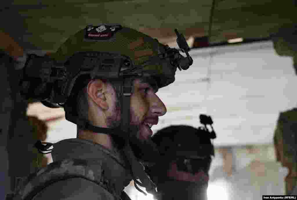 Іван – боєць штурмової групи 35-ї бригади. Разом зі своїми товаришами по службі він пройшов навчання за кордоном. «Саме таким методом, як ми відпрацьовуємо тут, нам доводилося штурмувати будівлі з моїм відділенням. Тому все це дуже потрібно, воно не забувається в бою, а допомагає почуватися впевнено. І в собі, і в своїх товаришах», – каже Іван