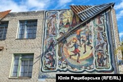 На будівлі дитсадка вціліло зображення Кремля...