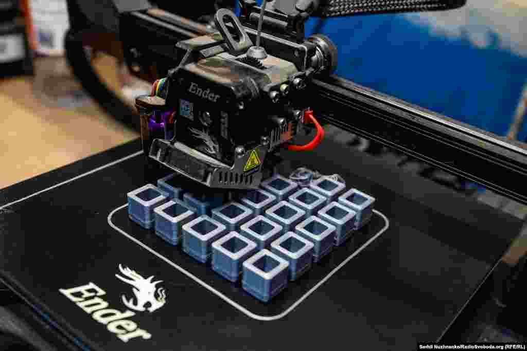 Для роботи з дронами, їх ремонту й переробки боєприпасів у бійців є своя «лабораторія», обладнана в одній з кімнат неподалік лінії фронту. Багато деталей для боєприпасів, скиди для дронів бійці друкують на 3D-принтері власноруч. Наприклад, хвостовик для скиду зроблений зі звичайної каналізаційної труби. Деталі, залишки збитих російських дронів і боєзаряди, що навіть не розірвалися, теж йдуть в роботу, веде далі боєць