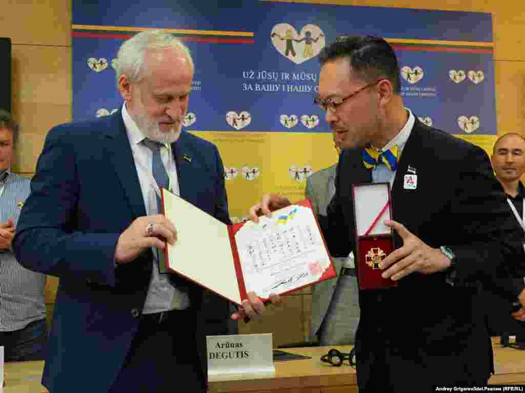 Ахмед Закаев и основатель пост-Российского форума "Свободные нации" Окабе Ёсихико