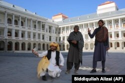 Afganistanci prave selfije u renoviranoj palati Darul Aman u glavnom gradu Afganistana, Kabulu.