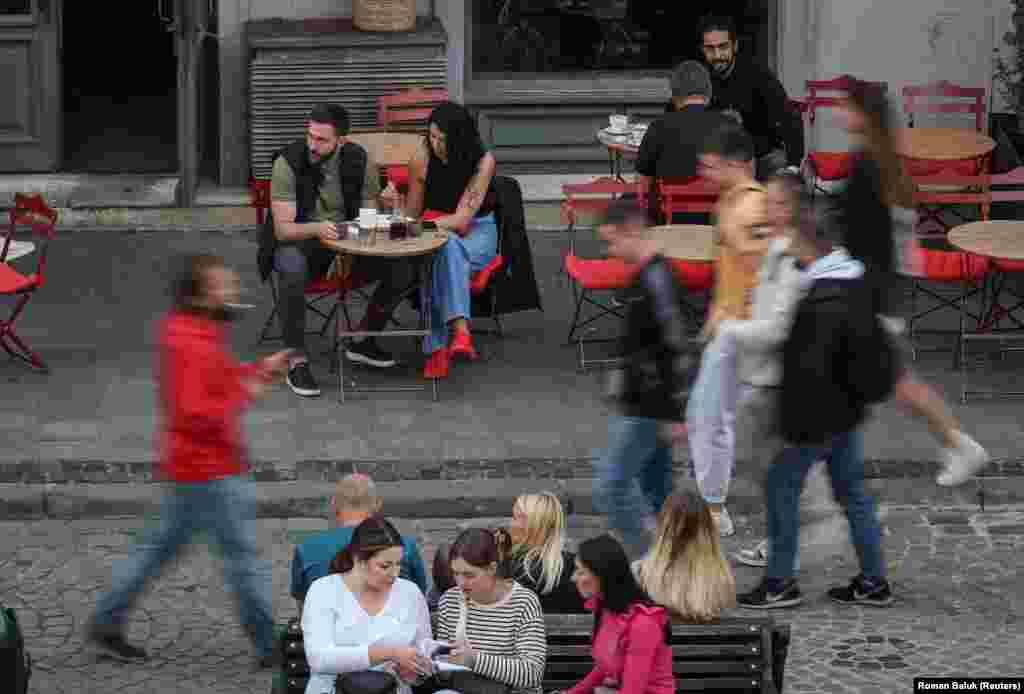 На фронті точаться страшні бої, щодня находять повідомлення про загибель молодих чоловіків і жінок. Щоночі Росія атакує територію України дронами і ракетами, а населені пункти поблизу лінії фронту піддаються ще й артилерійським обстрілам.&nbsp; При цьому, посеред дня, життя цивільних у Львові чи інших тилових містах України виглядає мирним і навіть здається безтурботним. Розмови за філіжанкою кави чи коктейлем знімають стрес і дають можливість не думати хоч трохи про війну.&nbsp;