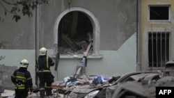 Рятувальники працюють на місці ракетного удару у Львові, 6 липня 2023 року