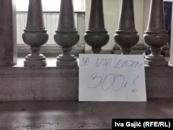 Poruka na stepeništu u zgradi Arhitektonskog fakulteta.