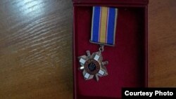 Одна з українських нагород громадянина Польщі Пйотра Міткевича. Орден «За мужність» ІІІ ступеня