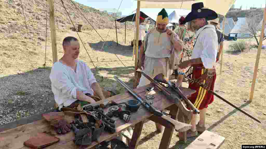 Помимо концерта на территории «Таврида.АРТ» осуществляли работу множество тематических павильонов. Например, «Реконструкция стоянки стрельцов»