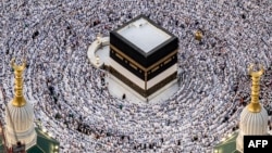 Паломники моляться довкола Кааби, найбільшої святині ісламу у Великій мечеті в місті Мекка, Саудівська Аравія, перед початком хаджу, 11 червн 2024 року