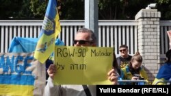 Під час ходи до 18 посольств ЄС та США у Празі українські активісти також дякували країнам за допомогу