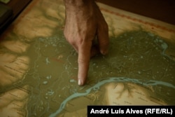 Олег Тубольцев, науковий співробітник Національного заповідника «Хортиця» та засновник Нової археологічної школи у Запоріжжі, показує на карту, де позначений історичний Великий Луг