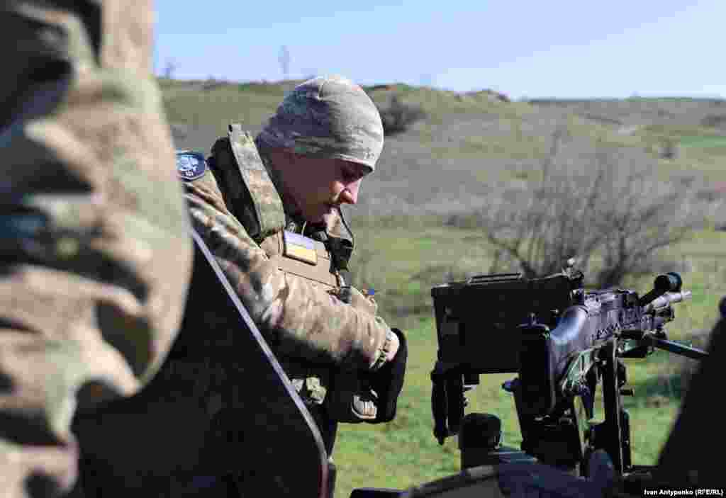 Підготовка до стрільби військовослужбовця 37-ї ОБрМП. Південь України. Квітень 2024 року