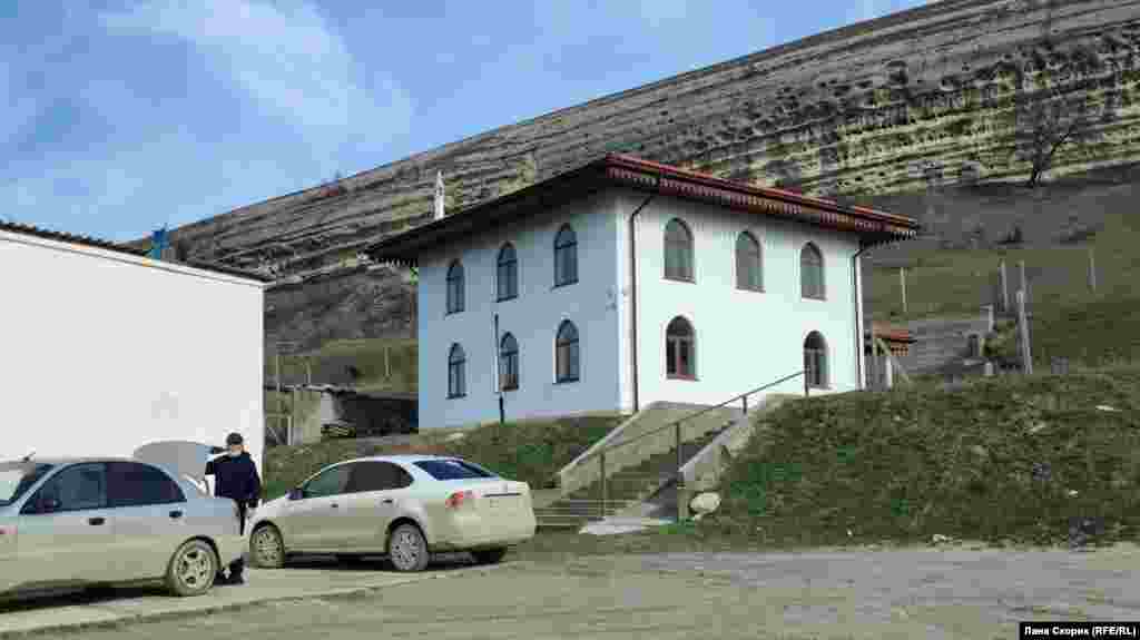 Мечети в Белокаменке всего несколько лет – ее построили в 2018 году, средства на ее возведение собирали более двадцати лет