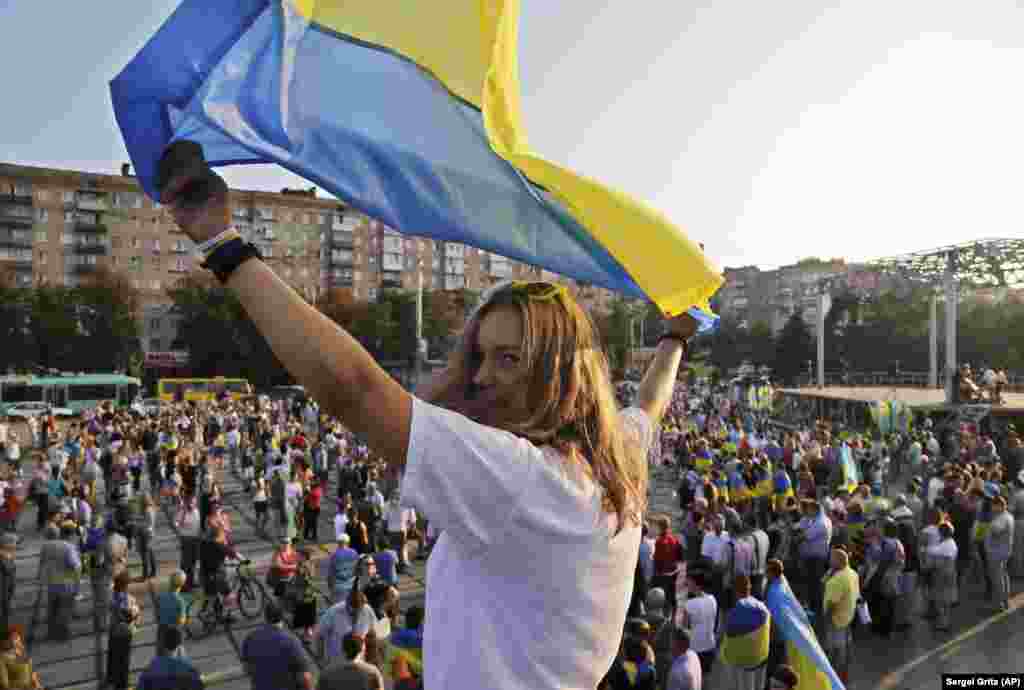 Антивоенная акция в Мариуполе, 28 августа 2014 года. В этот день президент Украины Петр Порошенко заявил о том, что на территорию Украины были введены российские войска. Он отменил визит в Турцию в связи с "резким обострением ситуации в Донецкой области, в частности в Амвросиевке и Старобешево, поскольку состоялся ввод российских войск в Украину". Представитель Совета национальной обороны и безопасности Украины Андрей Лысенко тогда заявил, что Новоазовск и несколько населенных пунктов Новоазовского, Старобешевского и Амвросиевского районов Донецкой области были захвачены российскими военными.  