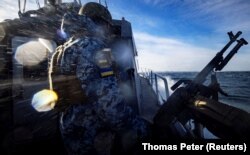 Військовослужбовець берегової охорони України на патрульному катері в Чорному морі, 7 лютого 2024 року