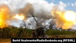 Українські військові ведуть вогонь на лінії фронту, вересень 2023 року