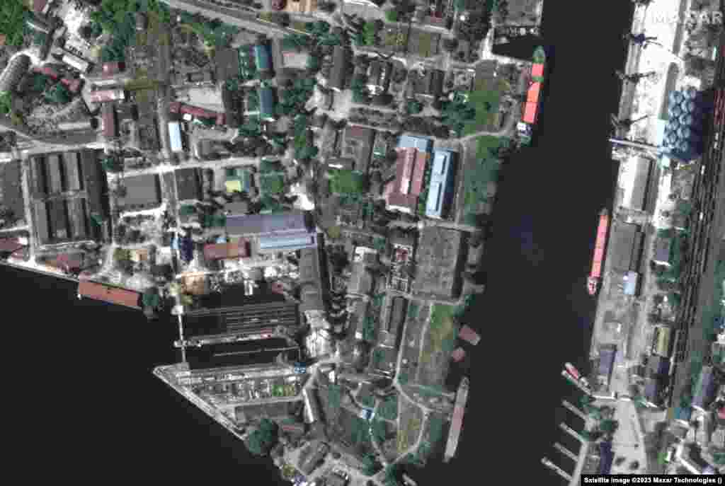 На снимках, сделанных 15 мая и 6 июня – портовые сооружения и промышленная зона Херсона