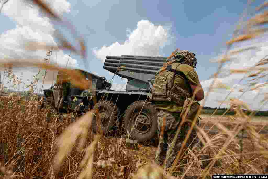 Артрозвідка виявила цілі, артилеристи швидко висуваються на бойову роботу. Військовий наводить реактивну систему залпового вогню БМ-21 «Град»