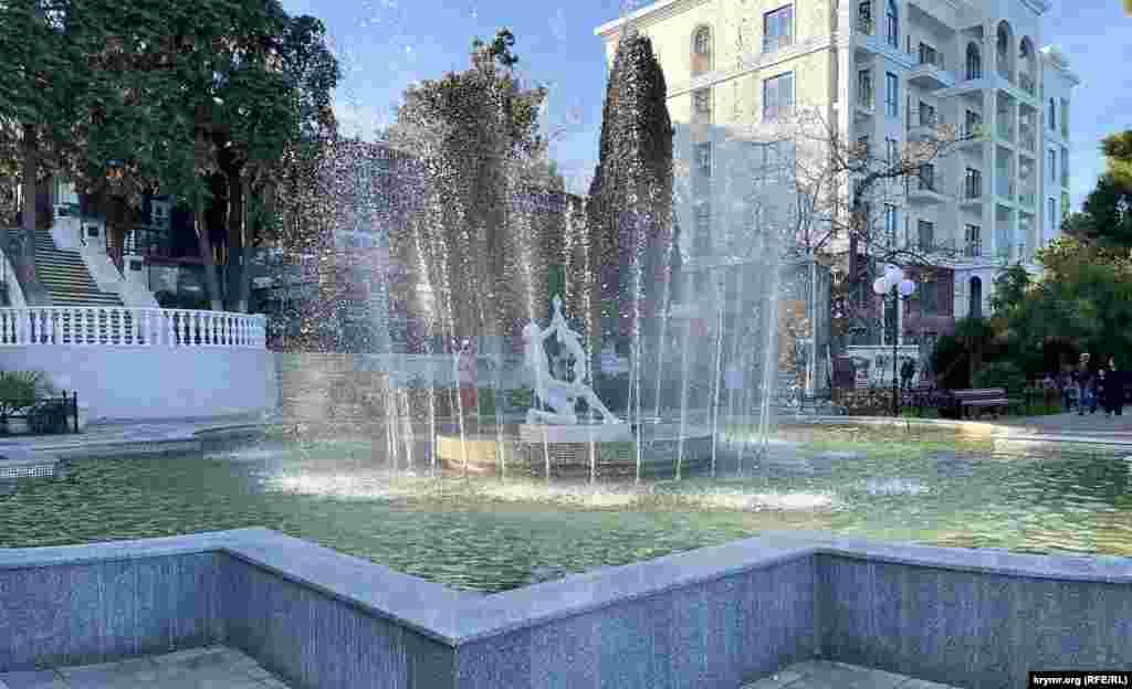 Запустили фонтан «Рыбак»