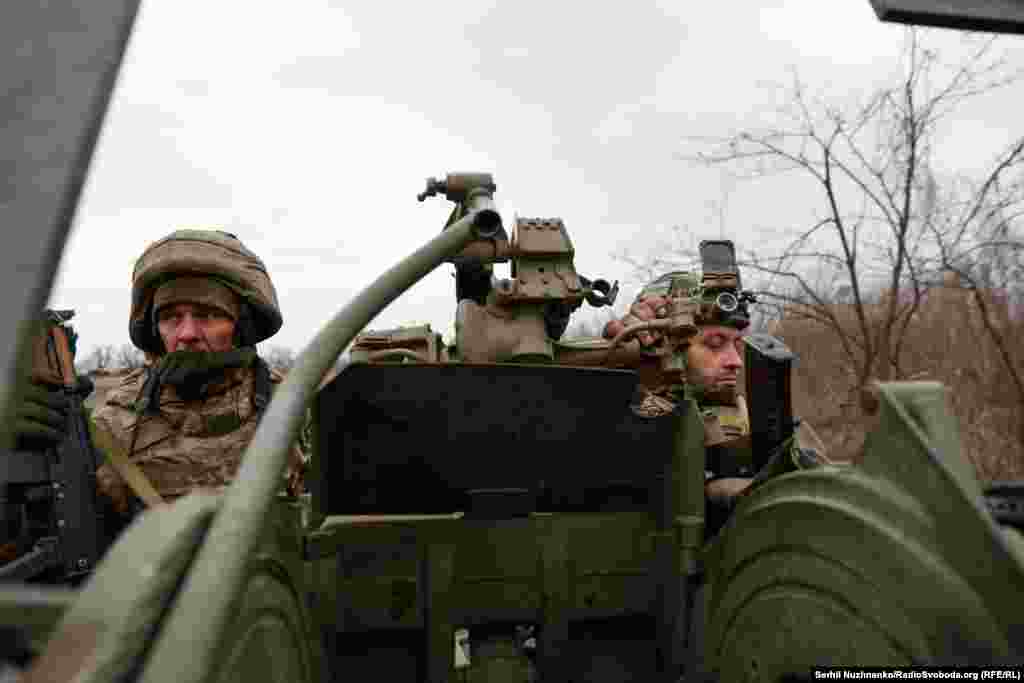 На одній позиції довго розрахунок не перебуває, після відпрацювання декількох цілей – змінюють позицію. Як вони полюють за російськими безпілотниками, так і противник полює за розрахунком. «ЗУшка» – це ласий шматок для «Ланцета