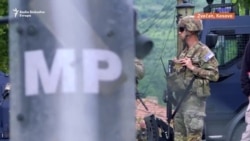 Zastava Srbije i bodljikava žica na protestu u Zvečanu Zastava Srbije i bodljikava žica na protestu u Zvečanu