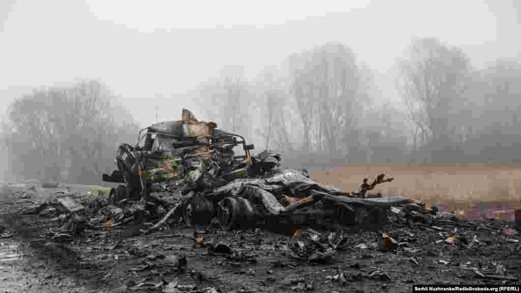 Другого квітня дощило, а все навколо було вкрите туманом. Через пелену туману то там, то там проступали остови спаленої російської техніки. Фото від 2 квітня 2022 року
