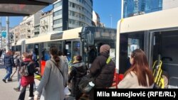 Putnici ulaze u autobus 95 u Beogradu, 20 mart 2024.