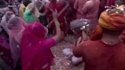 هندي ښار کې ښځې د هولي پر مهال ولې سړي په کوتکونو وهي؟ هندي ښار کې ښځې د هولي پر مهال ولې سړي په کوتکونو وهي؟