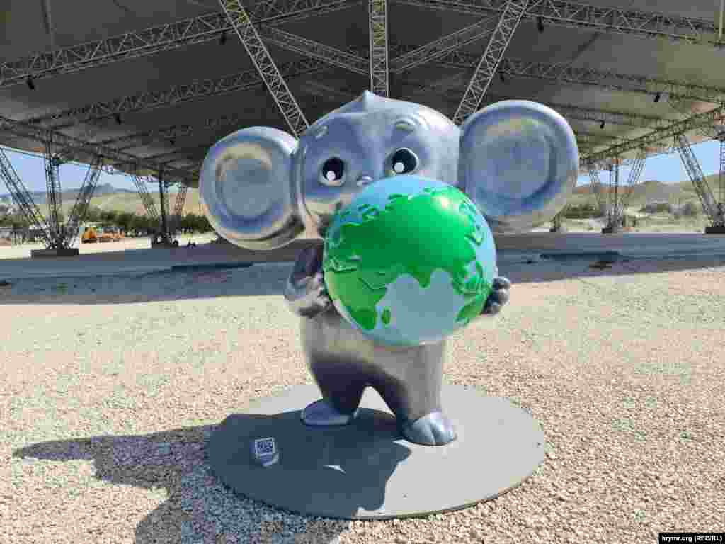 Арт-объект «Чебурашка и Земля»