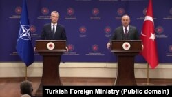 Міністр закордонних справ Туреччини Мевлют Чавушоглу (п) на спільній пресконференції з генеральним секретарем НАТО Єнсом Столтенбергом, фото ілюстративне